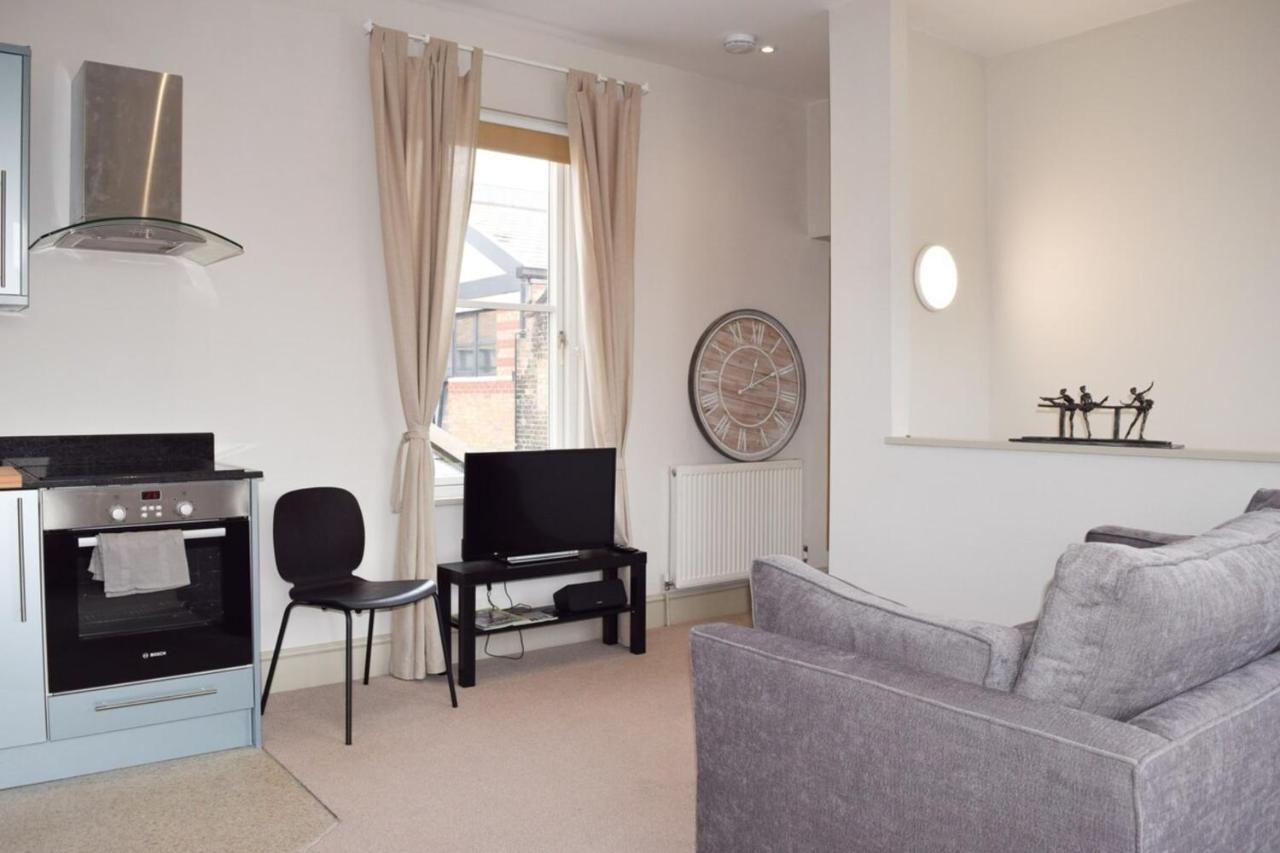 Stylish Light-Filled 1 Bedroom Flat In Hammersmith 런던 외부 사진